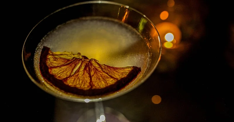 Vodka Soda mit Zitrone: der letzte Handgriff