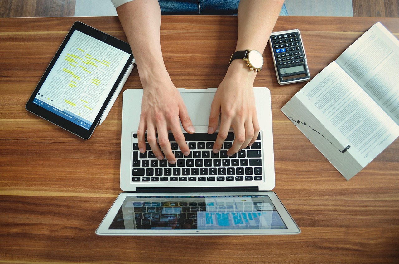 entdecken sie hilfreiche tipps, wie sie ihr homeoffice optimal einrichten und produktiv von zu hause aus arbeiten. alles zu arbeitsplätzen, ergonomie und effizientem arbeiten im homeoffice.